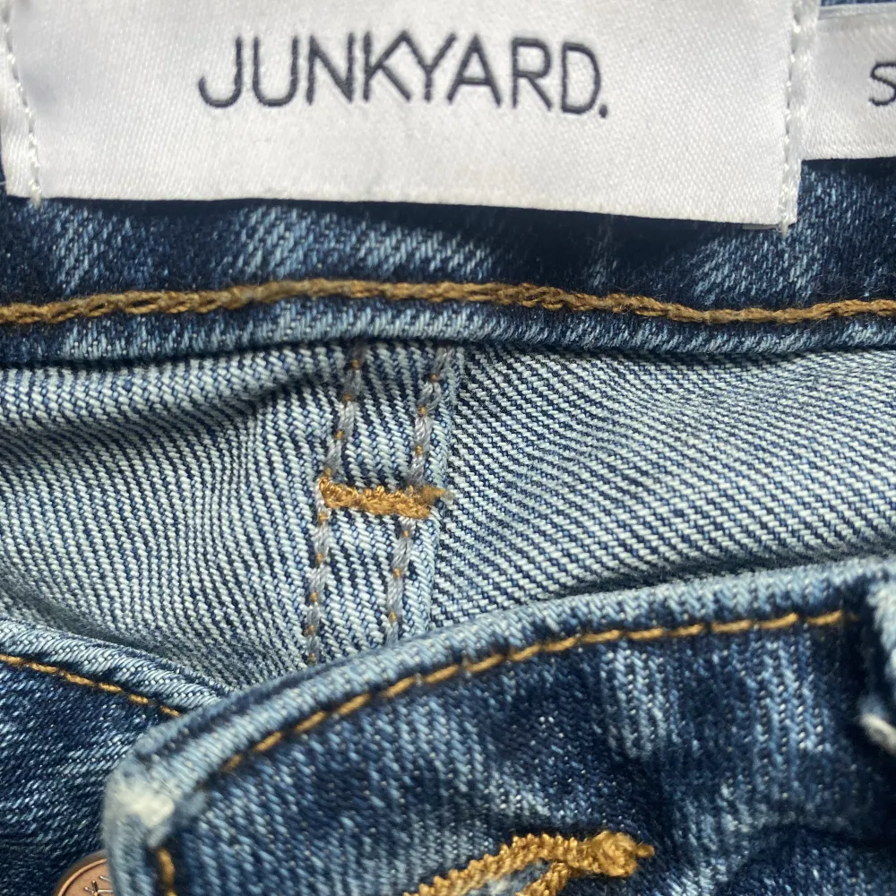 Säljer mina lågmidjade straight jeans! Använda endast 1 gång så jättebra skick! Köpte för 600kr på Junkyard! Kan mötas upp i Jönköping eller frakta, köparen står för frakten💕. Jeans & Byxor.