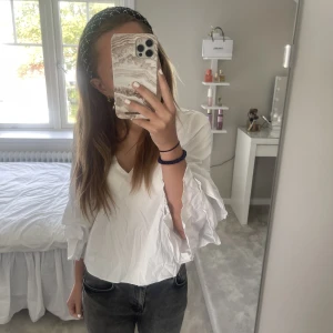 Långärmad blus - Gullig vit blus som knappt är använd. Den är ifrån zara.❤️❤️❤️