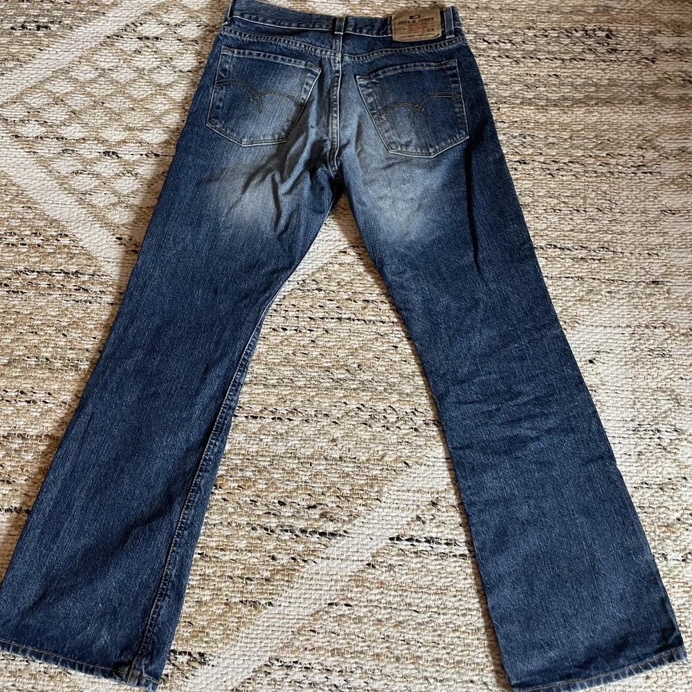 Säljer dessa snygga Jack & Jones byxor som tyvärr blivit för korta för mig. Strl 29/30. Jeans & Byxor.