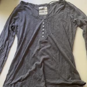 vintage blus - Intressekoll! på denna jätte fina grå/blåa vintage ”blusen” med söta detaljer på från hm! Inget fast pris så kom med prisförslag ❤️ Oklar strl men skulle säga mellan S-L!