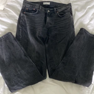 Lågmidjade jeans  - Säljer dessa jättesnygga jeans från Gina tricot i storlek 36! I bra skick! Raka ben och lågmidjat!❤️❤️