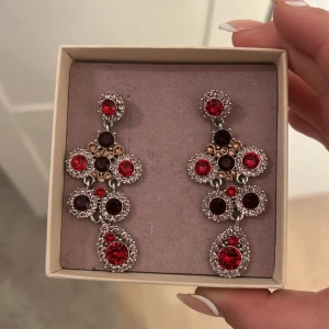 lily and rose örhängen - superfina örhängen från lily and rose, använda endast en gång så i princip nya ❤️ 