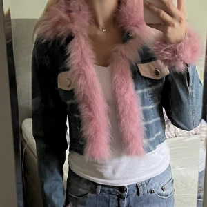 Playboy jeansjacka - Super unik y2k croppad Playboy jeansjacka med rosa päls och rosa detaljer. Äkta vintage Playboy!!Aldrig använd, nyskick! Storlek L men passar även S och M🫶💕