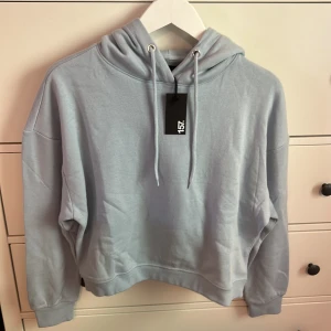 Hoddie - Oanvänd blå kroppad hoddie från lager 157. Säljes pågrund av inte använd. 