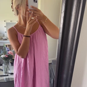 Rosa klänning  - Lång rosa klänning, den går ända ner till fötterna på mig som är 170cm! Så himla skön. Storlek S🩷