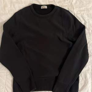 Acne tröja i svart. Bomull och mjukt material innanför. Storlek XS-S (eller liten man S)  Obs: Acne sample   Begagnad men bra skick. 