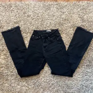 Hej! Säljer dessa midwaist bootcut jeans med hål på ena knät från gina i storlek 32 pga att blixtlåset har hoppat ur och har inte haft ork att fixa det! Jag är 170cm och bär storlek S/34 🩷 skriv vid funderingar och skriv innan ni trycker på köp nu!!