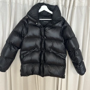 Dunjacka-Peak Performance - Dunjacka ifrån Peak Performance i superfint skick, mycket sparsamt använd.  Nypris-4.499kr