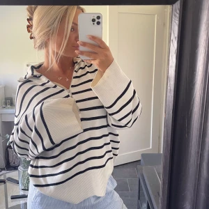 Randig tröja - Stickad randig tröja! Så snygg att ha nu på sommaren till kvällen🤍jätteskön och snygg!! Storlek S💌