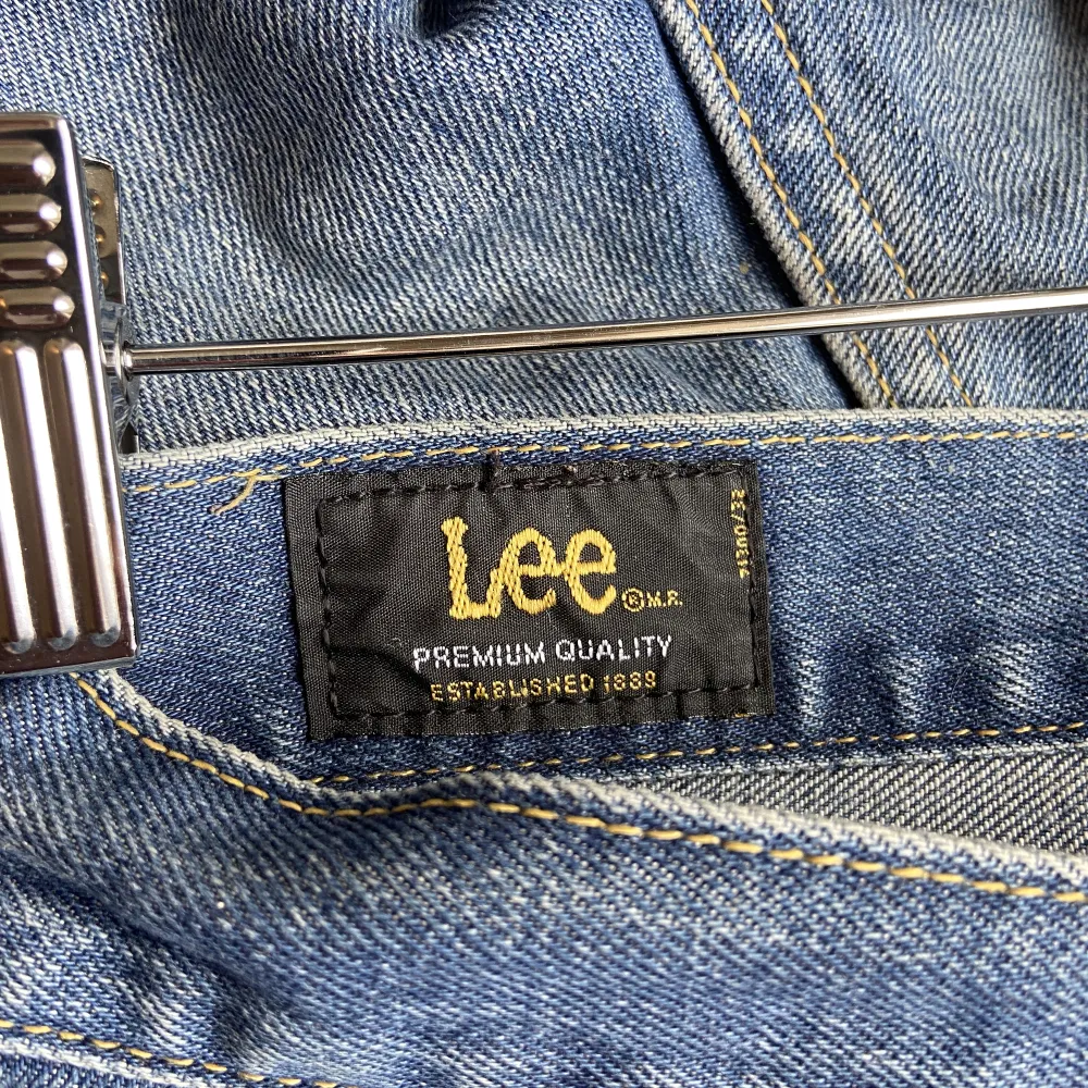 Säljer mina raka och långa Lee-jeans. De är lågmidjade och något utsvängda vid fötterna. Frakt tillkommer men kan även mötas upp❤️. Jeans & Byxor.