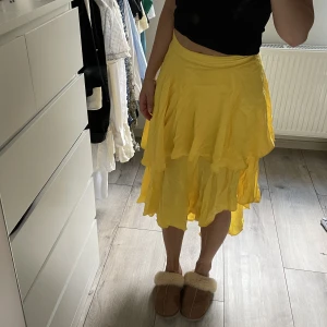 Lång kjol - Super fin långkjol från Nelly, storlek 38 och helt felfri. Skickar självklart fler bilder vid intresse❤️