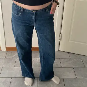 säljer dessa jeans då dem inte kommer till användning 💗 storlek 40 men någon med storlek 36/38 skulle kunna ha dom utan att de är för stora💗 dom är lite korta (jag är 164cm), men ha dom lågt så blir det nog inga problem 💗skicka meddelande vid intresse🫶🏼