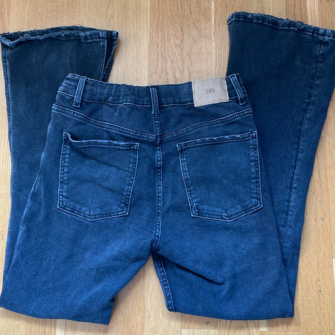 Mörkgrå jeans från Zara - 90