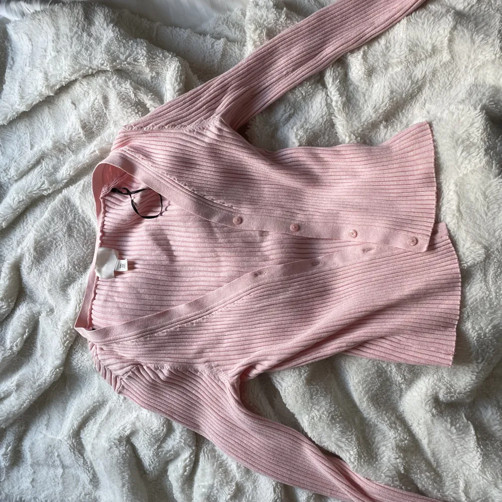 Säljer min gulliga rosa tröja/kofta från hm! Den är superfin men behöver pengar så säljer den. Den är i storlek S. Skulle säga att den passar bra xs-m. . Toppar.