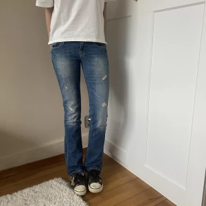 Jeans  - Skit snygga guess jeans💕 dom är ganska low waist men sitter skit snyggt💕jag är 175cm💕