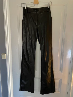 Skinnbyxor från madlady  - Säljer mina fina skinnbyxor från madlady. Bra skick. Säljer för att de är lite för små. De är i storlek s. 