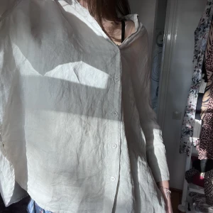 Beige linneskjorta  - Säljer denna beiga linneskjorta från Zara i strl M💗. Använd en gång och är som ny.💗
