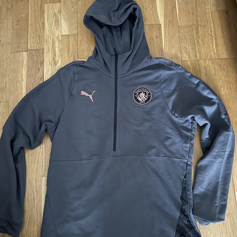 Unik hoodie från Puma med Manchester City emblem. Använd fåtal gånger och i gott skick. Storlek Large. . Hoodies.