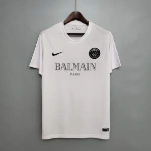 Helt nya Balmain x Nike T-shirts säljs. Både vit och svart färg finns i storlek S och M 