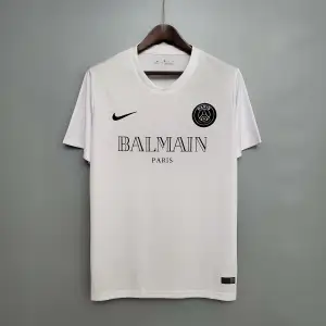Helt nya Balmain x Nike T-shirts säljs. Både vit och svart färg finns i storlek S och M 