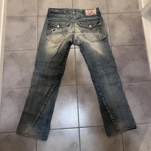 True religion jeans - Skitsnygga true religion, är osäker om jag vill sälja de. Föreslå ett pris så kanske jag säljer de!