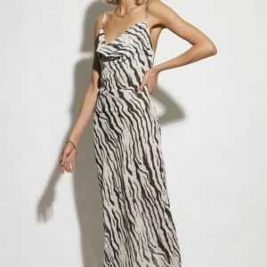 Långklänning - Säljer denna supersnygga utsålda klänningen ifrån SNDYS som köptes förra året🤌🏻 Den har aldrig kommit till användning så därför jag nu säljer den🌸nypris ca 800 kr!   Lånade bilder!! Om ni vill ha fler bilder är de bara att skriva i chatten☺️