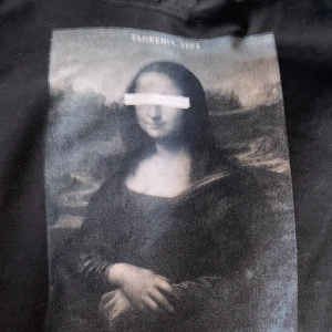 The cool elephant hoodie - Jag säljer denna hoodien föratt den är 2 storlekar större än vad jag vanligtvist har💓 Den är i nyskick ska inte ljuga har varit använd minst 4 ggr💓 Den ser smutsig ut men den är bara lite hårig pga katten⚠️TVÄTTAS INNAN DEN SÄLJS