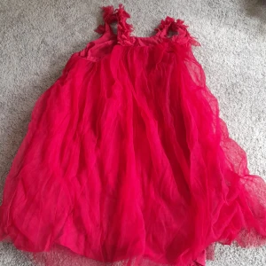 Röd finklänning med blommiga axelband - Röd helt ny finklänning 