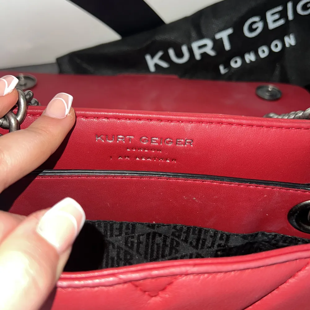 säljer Kurt Geiger London Väska i denna älsklings röda fägen med silver detaljer samt kedja. Sjukt praktiskt samt stilren  handväska om du behöver få plats med saker men samtidigt ha handväska. Og pris: 2755, dustbags tillkommer vid köp. Condition 10/10❤️ . Väskor.