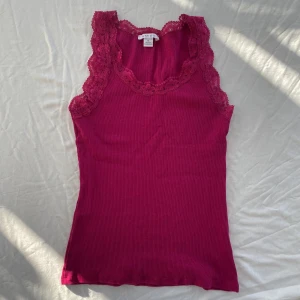 Spetslinne  - Spetslinne från AMISU storlek M men passar också XS-S. Rosaröd färg. Bra skick, inga defekter. Köps via Swish eller köp nu 💋