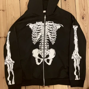 Skelett hoodie - Skelett hoodie från romwe i storlek M, har inte använt den så många ggr så den är i toppen skick! Priset kan gärna diskuteras