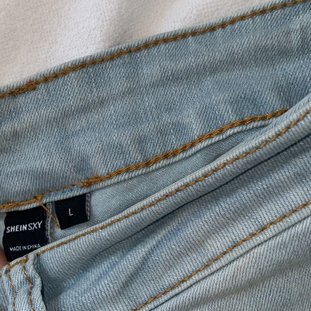 Hej säljer dessa jeans från shein, trodde de skulle vara högmidjade men de va lågmidjade ❤️ knappt använda .  Hör av er om mer info eller bilder.. Jeans & Byxor.