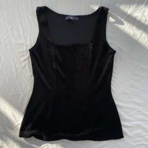 Sammet figursydd topp linne  - Figursydd topp i sammet. Storlek 38/40 på lappen. Inga defekter, fint skick. Köps via Swish eller köp nu 💋