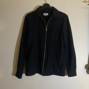 Blå zip tröja från weekday  - Blå zip tröja från weekday i storlek S som tyvärr inte kommer till användning längre 
