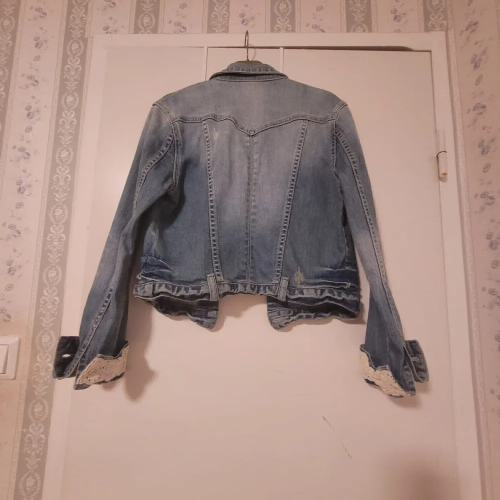 Blå Jeans jacket storlek 34. Har aldrig haft på mig den, den har bara vart i min garderob. Bra skick   Pris kan alltid diskuteras . Jackor.