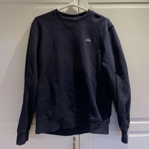 Lacoste sweatshirt  - Säljer denna Lacoste sweatshirten åt min kille då den blivit för liten! Fint skick på denna👍🏼
