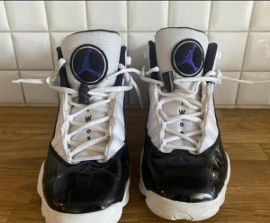 White & Black Jordan 6 Rings Sneakers - Jag har haft dom i cirka 1 år nu  Men har bara haft på mig dom typ 10 gånger och är i ganska bra kvalitet   Obs har inget kvitto eller låda kvar. 