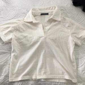 vit t-shirt från brandy melville, knappt använd så i nyskick