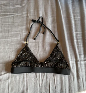 Bikinitopp - Väldigt fin bikinitopp i storlek 36 säljes, är i nyskick⭐️⭐️, ger känslan av 90tals bikini, pris kan diskuteras💕💕