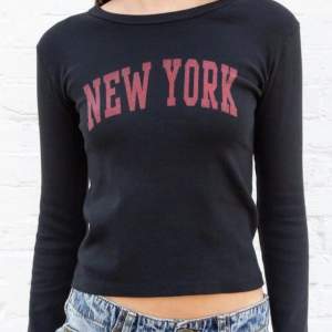 säljer min fina fina svarta långärmade tröja som har texten new york på sig med röda bokstäver. den är ribbstickad eller vad det kallas och väldigt sparsamt använd, i princip i nytt skick❤️hör av er om frågor eller pris diskutering❤️❤️😘