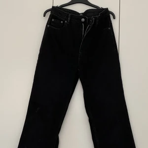 Jeans - Svarta jeans från only, använda fåtal gånger men är nu för stora. 30/32 men Skulle säga kanske storlek M. Bra i längden för mig som är 166 cm. Kontakta vid intresse eller fler frågor. Köparen står för frakt💓