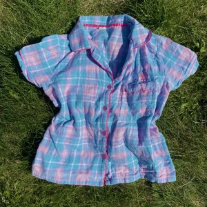 Y2K Chelsea Peer Pyjamas set Shorts och Tröja - Pyjamas set med hundar  Byxor M  Tröja S-M Bomull och silver detaljer  