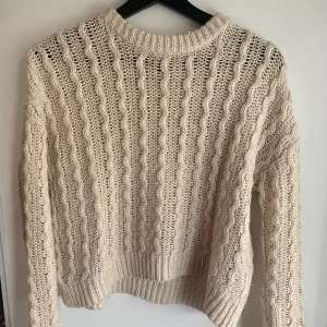 Stickad tröja - Superfin ljusbeige stickad tröja från HM divided 🌱 Är i fint skick men har tyvärr blivit för liten, passar bra att använda med svart tröja eller linne under, eller på sommaren över en klänning!!