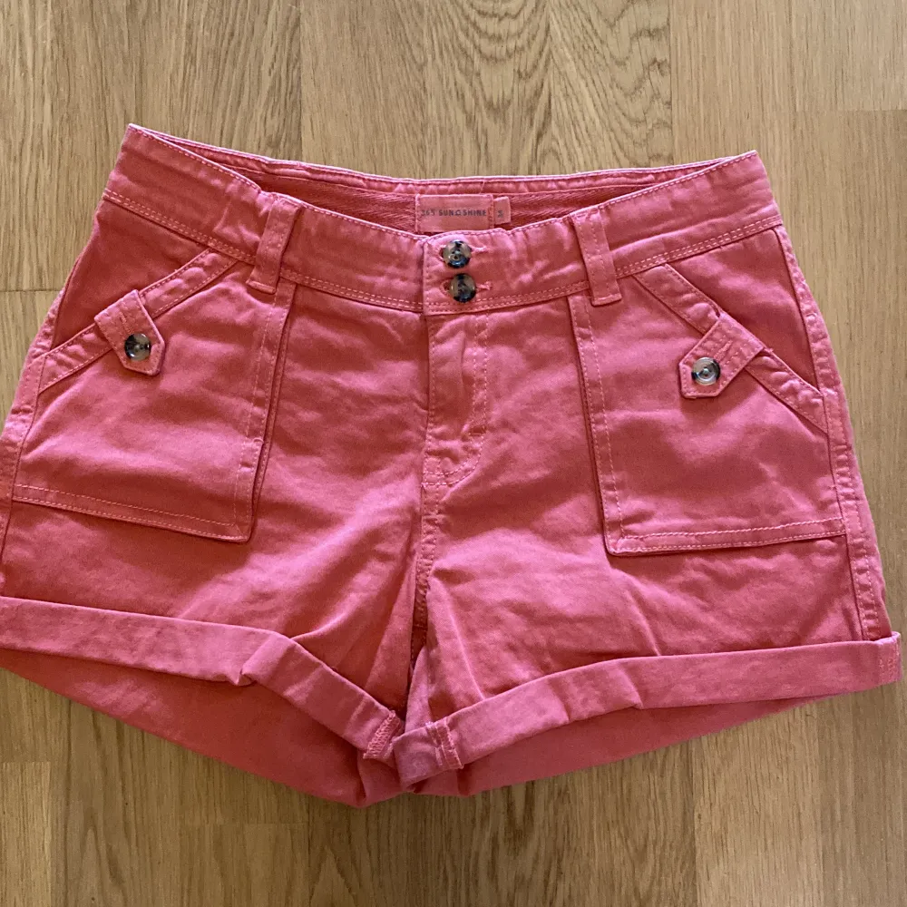 Rosa-aktiga shorts från 365 Sunshine (MQ Marqett). Nya, oanvända, dock saknas prislapp. Nypris 399kr. . Shorts.