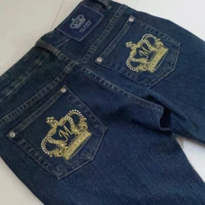 Crown jeans  - Superfina bootcut jeans med kronor på fickorna som är köpta här på Plick men använda få gånger. Några av diamanterna har fallit av men inget som syns!   Tryck gärna på köpt nu och skriv för frågor💕