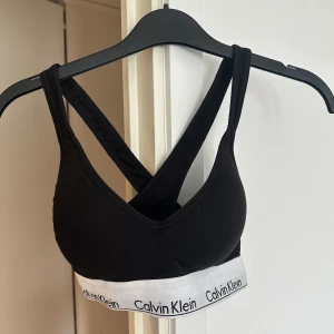 Calvin klein - Säljer en topp från Calvin Klein. Aldrig använd. Storlek S