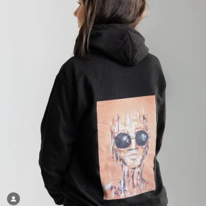 Hoodie  - Säljer denna hoodien (unisex) från mitt gamla uf-företag, aldrig använd, orginalpris 399kr storlek XL