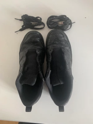 Nike sneakers  - Jättefina svarta sneakers från Nike, dom har blivit små på mig. Felfria skor, köparen står för frakt 😄
