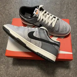 Nike Dunk Low SE Copy Paste Skick: ds Storlek: 43 Pris: 1249 Vid frågor kontakta oss på DM!