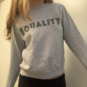 Najs grå sweatshirt köpt på secondhandbutik på Gotland! Ganska liten i storleken